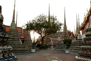 當地時間3月24日，由於受到新型冠狀病毒影響，泰國曼谷著名旅遊景點臥佛寺空無一人。（圖源：互聯網）