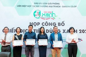 《西貢解放報》副總編輯向參加今年綠色消費戰役的企業頒發企業認證。