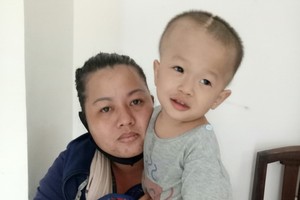 黃天祿小弟弟正等錢去打針。