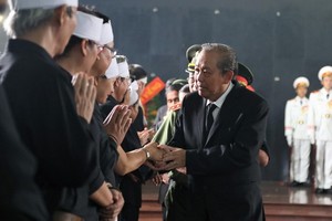 政府常務副總理張和平（前右）向黨中央原書記、原中央內政部長陳國香家屬表示哀悼和慰問。（圖源：仕東）