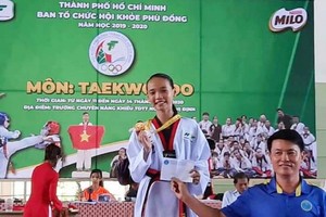 麥劍雄中學八年級華人學生陳翠金獲金獎。