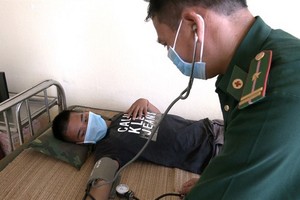 海上遇險的漁民杜文福獲救後送上岸救治。（圖源：友靈）