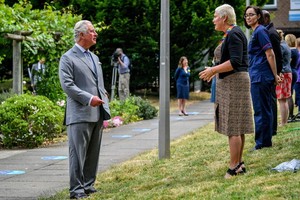 查理斯王子與醫護人員會面時保持社交距離。（圖源：Getty Images）