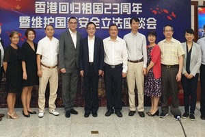 吳駿總領事（左六）與各代表合影。