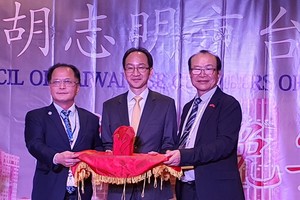 在鍾文正處長見證下，鄭文忠會長 將印章移交新任會長袁濟凡(右)。