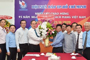 市委書記阮善仁祝賀市新聞工作者協會。（圖源：越勇）