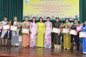 當天，有16個人積極學習胡志明思想、道德與榜樣獲表彰。