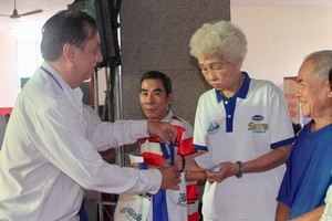 該郡高齡人會主任朱杞文向長者贈送禮物。