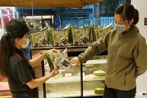 顧客在大發餅家購買台灣一品肉粽。