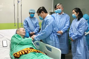 市領導近日親往大水鑊醫院探望英籍機師的新冠肺炎患者。（圖源：市黨部新聞網）