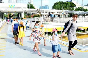 遊客於6月初參觀本市各景點。