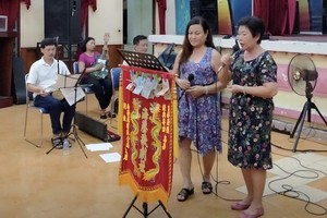 海聲歌劇社以樂師彈奏服務演唱。