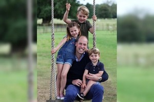 威廉與子女在鞦韆上合照。（圖源：互聯網）