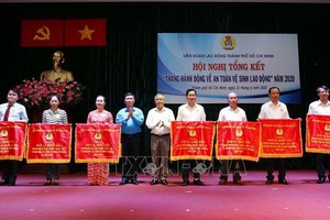 市勞動聯團領導向取得出色成績的集體頒發競賽錦旗。（圖源：越通社）