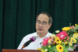 市委書記阮善仁與選民接觸。（圖源：進隆）