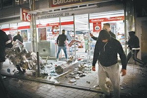 德國西南部斯圖加特爆發騷亂，有人闖入商店。（圖源：AP）