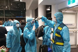 圖為6月1日從澳洲及新西蘭撤回的第一批我國同胞登機前接受體溫測量。（圖源：外交部）