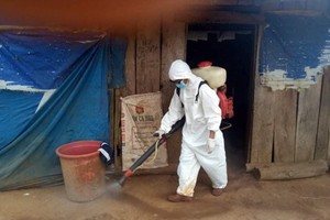 防疫人員在德農省達格隆縣廣和鄉的白喉病疫區進行噴霧消毒。（圖源：文成）