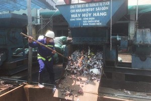 冒牌貨被放進銷毀機進行銷毀。