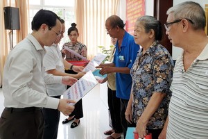 第五郡郡委書記阮文孝向貧困戶頒發住房重修經費。