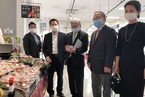 越南駐日大使館領導推介荔枝。（圖源：秋芳）