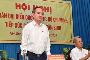 黨中央政治局委員、市委書記、市國會代表團長阮善仁（左）在新平郡選民接觸會上發表講話。（圖源：越勇）