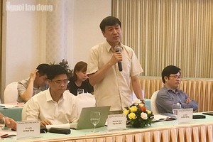 越南勞動總聯團代表在討論會上發表意見。（圖源：仲德）