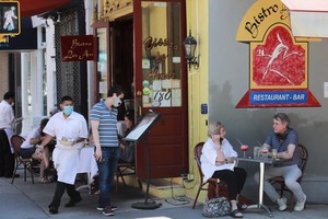 紐約市進入經濟重啟的第二階段，餐廳可提供戶外就餐服務。（圖源：新華社）