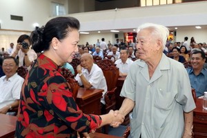 黨中央政治局委員、國會主席阮氏金銀（前左）與芹苴市選民親切握手、互致問候。（圖源：越通社）