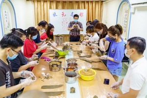 仁華國際華語學校師生一起包粽子過端午節。