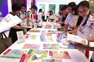 教師們在瞭解“創意地平線”系列教科書。（圖源：山光）