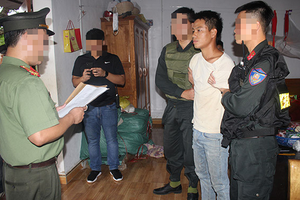 執法警員向涉案嫌犯鄭百思宣讀逮捕令。（圖源：警方提供）