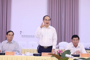 黨中央政治局委員、市委書記阮善仁（中）主持會議。（圖源：光福）