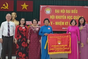 第五郡勵學會獲越南勵學會頒贈錦旗。