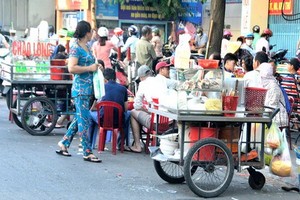 第十一郡黎大行街被佔用經營一隅。
