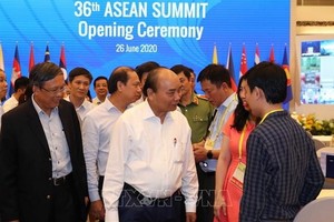 政府總理阮春福（前中）親往視察第三十六次東盟高級會議和各相關會議的籌備工作。（圖源：越通社）