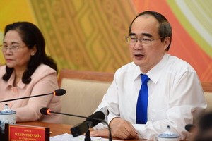 市委書記阮善仁（右）在會議上發表講話。（圖源：光定）