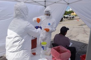 佛羅里達州疫情嚴重，無國界醫生人員為民眾進行檢測。（圖源：MSF）