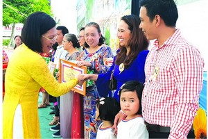 10 華人家庭獲模範家庭稱號