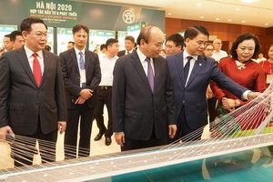 政府總理阮春福（中）參觀河內市成就展。（圖源：VGP）