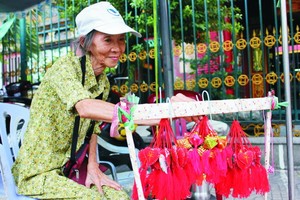 2013年的端午節前夕，筆者第一次採訪和拍攝蓮姑賣香囊。