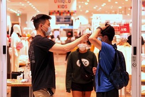 加拿大多倫多一購物中心，商家為入店顧客逐一量體溫。（圖源：互聯網）