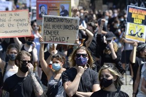 當地時間27日下午，德國柏林再度舉行有上千人參加的反種族主義示威。（圖源：互聯網）