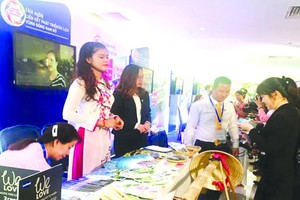 旅遊公司向客戶介紹新旅程。