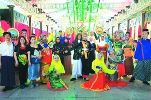 市各民族文學藝術協會所屬占婆族文學藝術分會參加表演占婆族同胞的婚禮節目。