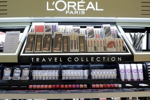 法國化妝品巨頭歐萊雅(L'oreal)宣佈刪去護膚品中“美白”等字眼。（圖源：路透社）