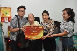 “仁愛黃梅”活動代表向藝人松林贈送扶助金。