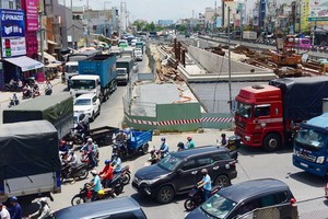 市交通運輸廳建議拓寬經常堵塞的２２號國道。