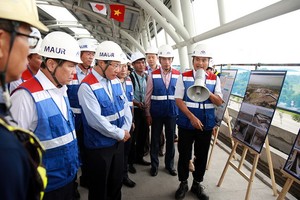 昨天上午政府副總理范平明視察地鐵１號線施工現場。（圖源：VGP）