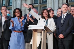 法國28日舉行市政選舉第二輪投票，投票率創史上新低。現任巴黎市長伊達戈（前右二）拿下近半票數獲得連任，不出外界預測。（圖源：AFP）